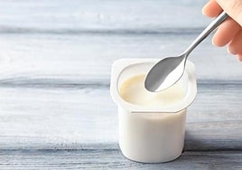 ¿Es bueno cenar solo fruta o un yogur?