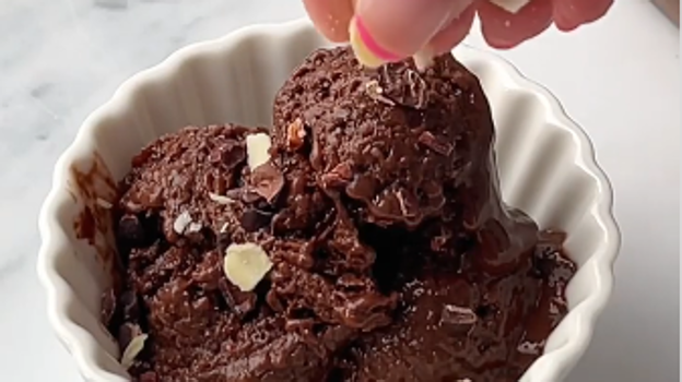 Helado de chocolate con dátiles.