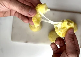 Bolas de patata rellenas de queso, el entrante con efecto sorpresa