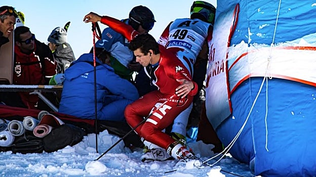 Esquiador visualizando su descenso en la competición