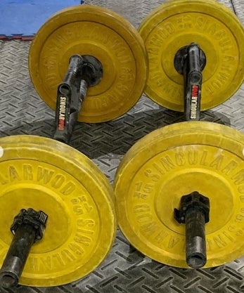 Imagen secundaria 2 - Diferentes opciones de trabajo. Tanto con mancuernas, como pesas rusas o barras especializadas para clases de Strongman, siempre hay una opción retadora