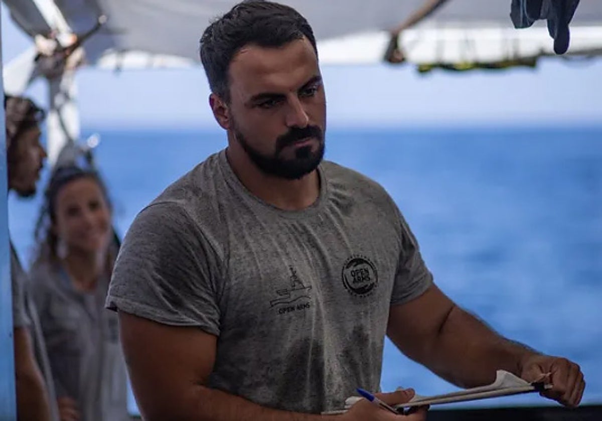 Eduardo Blasco, en alta mar, durante la operación.