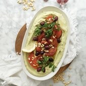 Hummus con tomates salteados: la receta fácil para retomar el consumo de legumbre