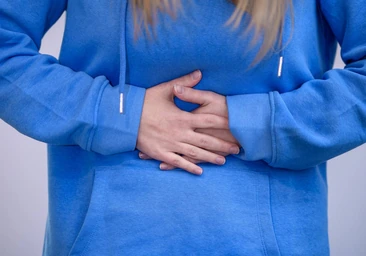 La distensión abdominal puede ser un síntoma del SIBO.