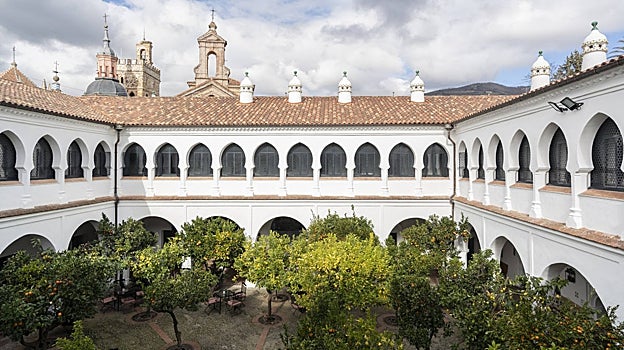 Claustro del Parador de Guadalupe.