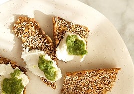 Crackers de semillas, ricotta y pesto: aperitivo casero perfecto
