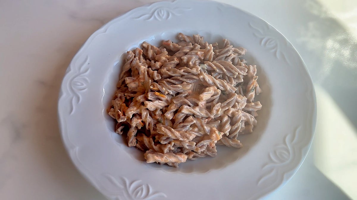 Salsa de tomate con queso crema.