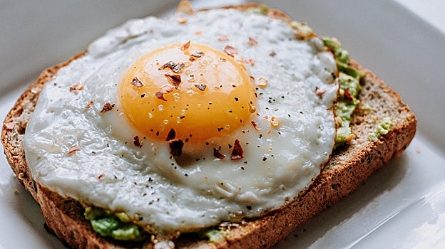 La forma de consumir el huevo y su acompañamiento influye en su aporte energético final.