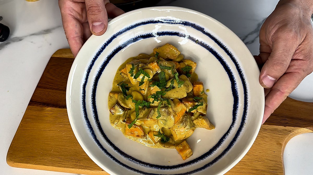 Así se hace el salmón con curry.