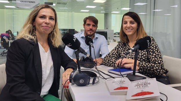 El psicólogo Buenaventura del Charco, con las periodistas Laura Pintos y Raquel Alcolea, durante la grabación del podcast 'Abecedario del Bienestar'