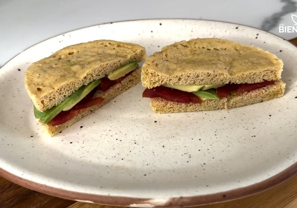Montadito saludable con pan de atún relleno de aguacate y tomate