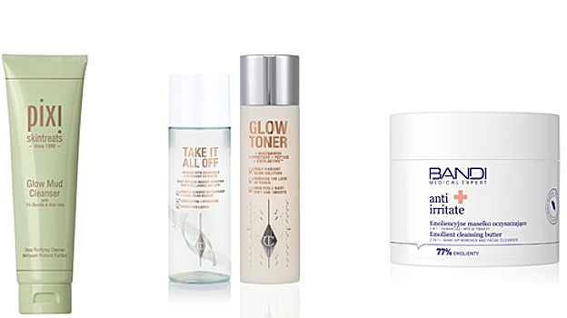 Para preparar la piel y evitar hinchazones hay que limpiarla bien con un limpiado y después aplicar un tónico. Recomendamos Glow Mud Cleanser de Pixi porque su fórmula de barro limpia los poros en profundidad. También el desmaquillante de Bandi, que limpia y deja la piel suave como la seda. Por último, el tónico de Charlotte Tilbury, que elimina eficazmente y sin esfuerzo hasta el maquillaje más resistente. Está formulado con manzanilla y eufrasia, con efecto calmante.