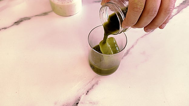 Así se hace el matcha latte.