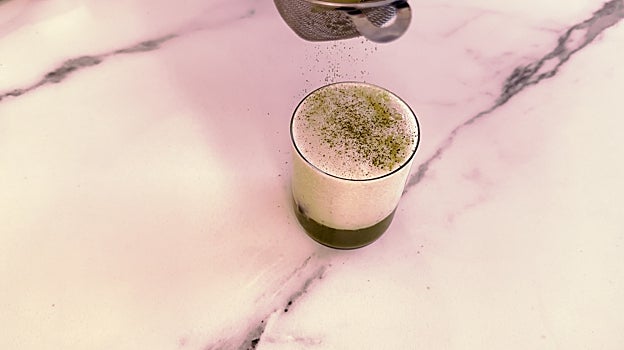 Así se hace el matcha latte.