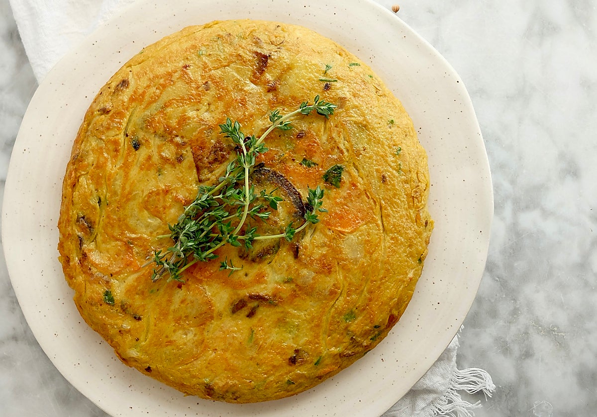 Así se hace la tortilla de boniato y cebolla.