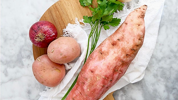 Ingredientes para la tortilla de boniato y cebolla.