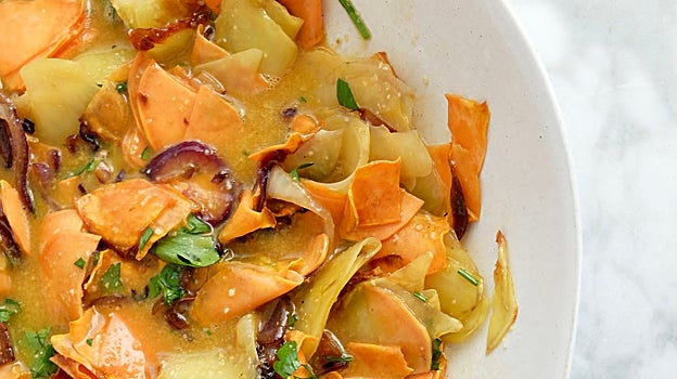 Así se hace la tortilla de boniato y cebolla.