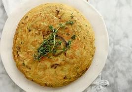 Tortilla de boniato y cebolla: una receta rebosante de sabor y nutrientes