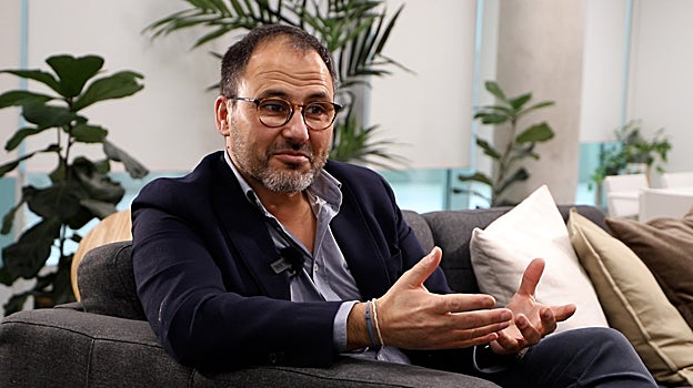 El psicólogo Tomás Navarro, explicando algunos consejos prácticos para reducir el estrés en Navidad.