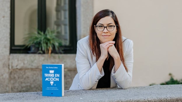 La Dra. Karina Cuiñas, con su libro 'Tripas en acción'.