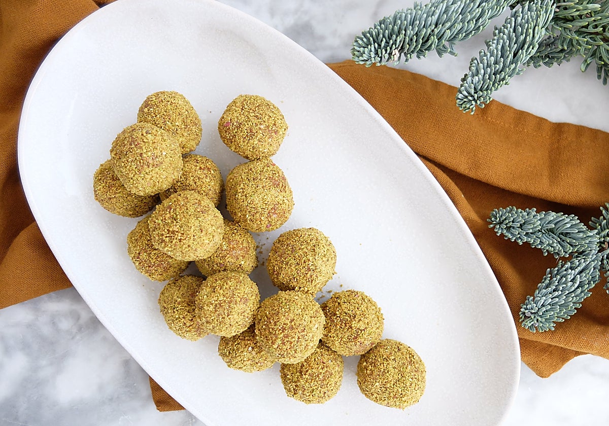 Así se hacen los bocaditos de zanahoria y pistachos.