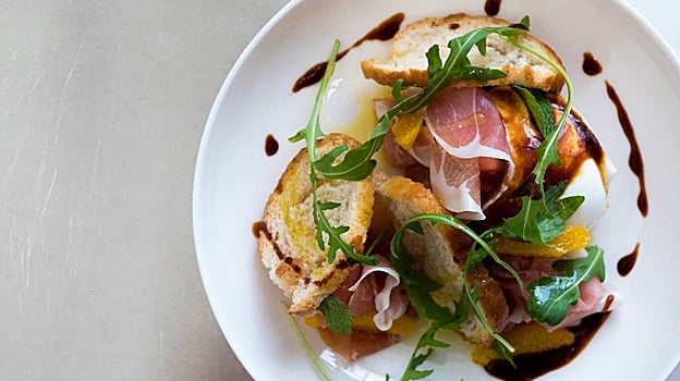 Otra variante de ensalada de jamón, con naranja y pan.