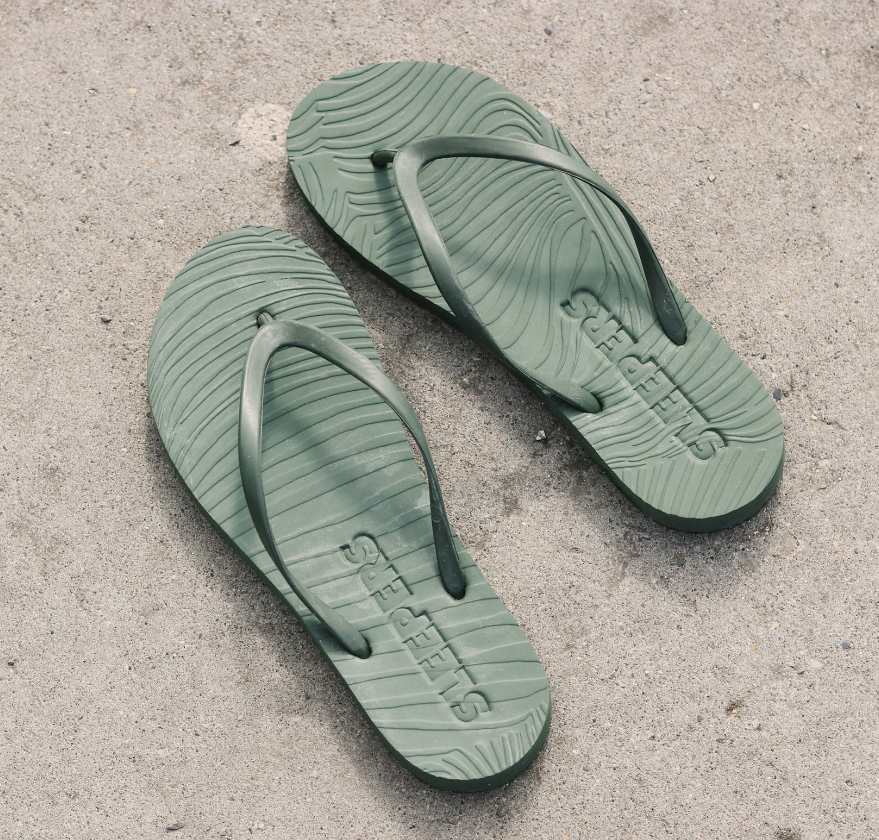 Son un indispensable en la temporada cálida, pero también una necesidad en la bolsa deportiva para ducharse en los gimnasios. En Sleepers tienen de todos los colores y alturas. ¡Un regalo diferente esta Navidad!