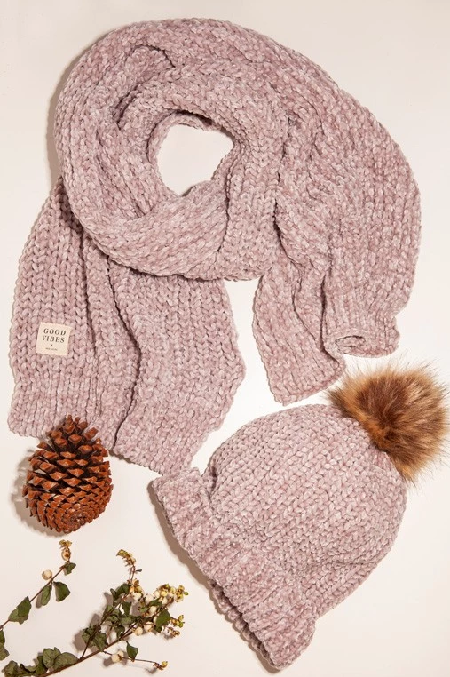 El pack más triunfador: una bufanda y gorro de chenilla para cuidarnos del frío con un tacto suave. Este es de Hug&Clau. 