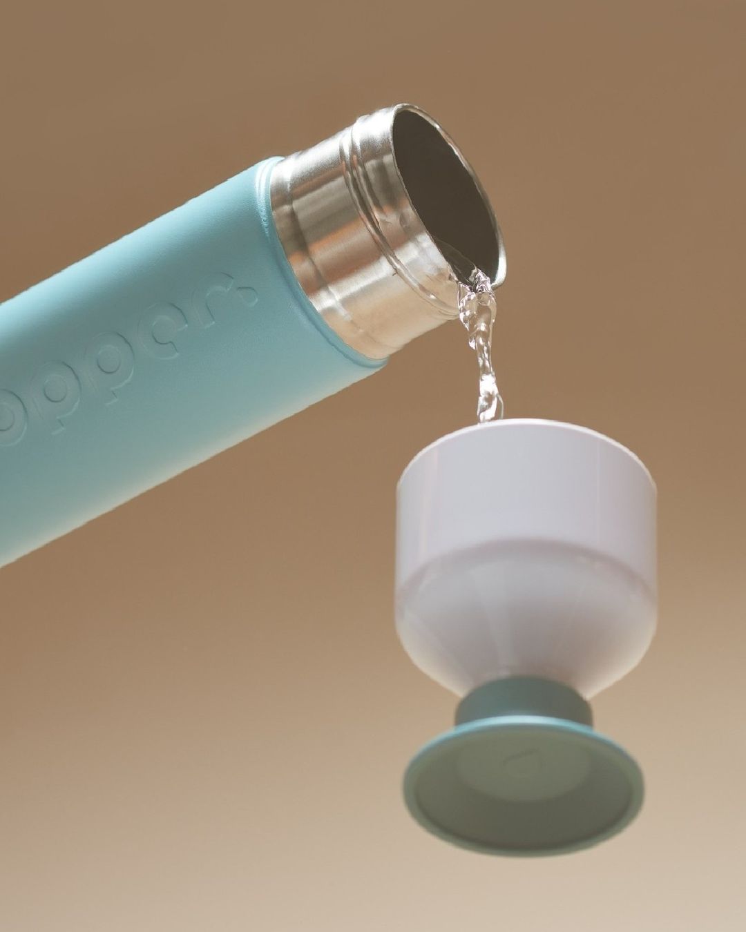 Imprescindible en toda bolsa deportiva. La botella reutilizable y ligera de Dopper es todo lo que necesitamos para estar bien hidratados. Además, para mayor comodidad, el tapón puede usarse como vaso.