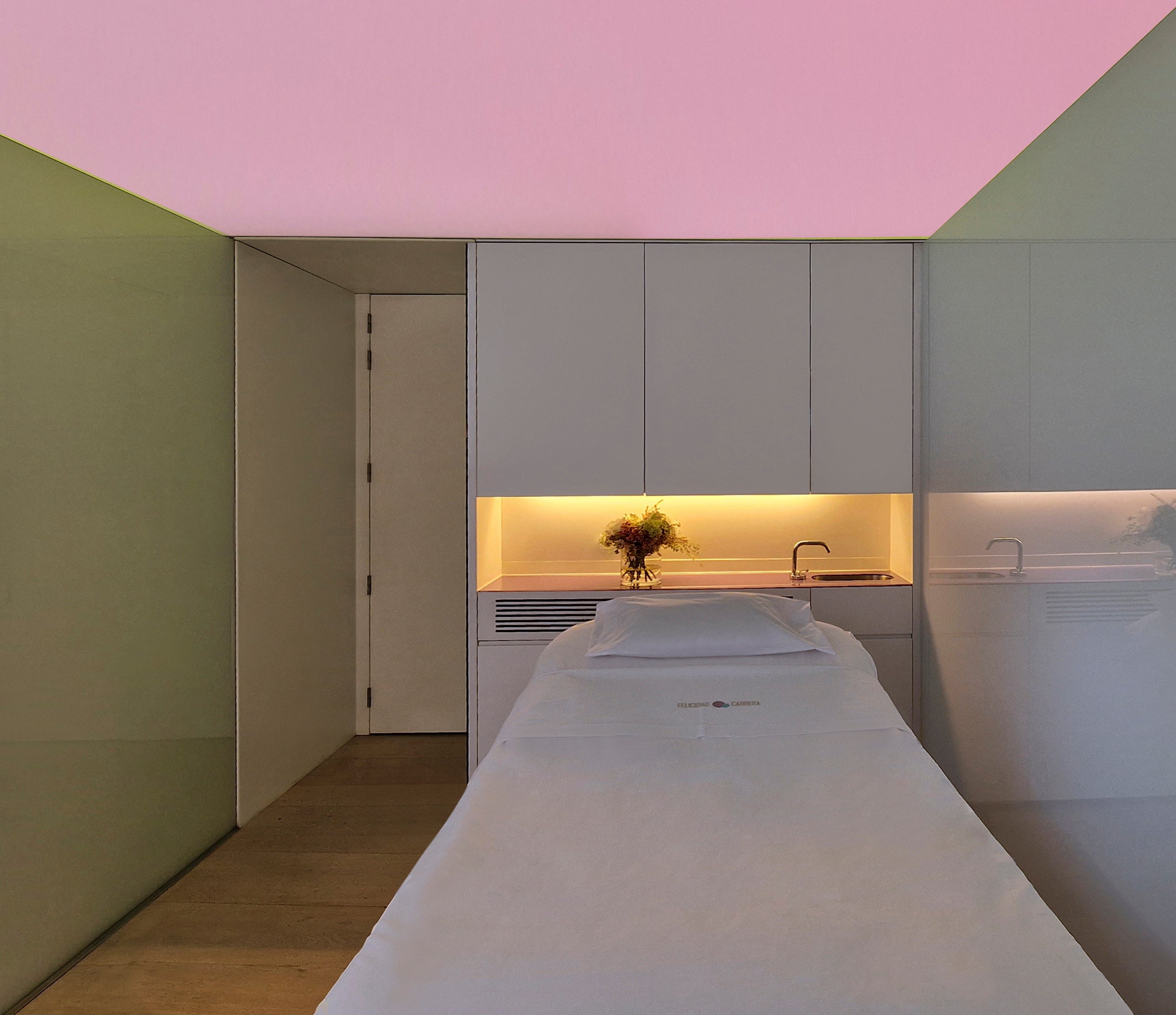 Casi todo el mundo desea recibir un tratamiento que le aporte brillo al rostro. En Felicidad Carrera el resultado está asegurado gracias a su tratamiento de radiofrecuencia para reafirmar y dar luminosidad a la piel del rostro.