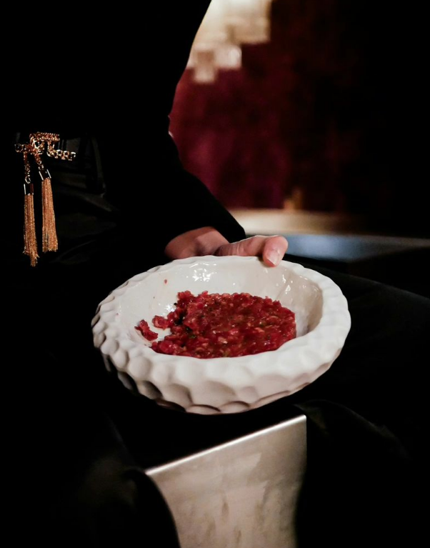 Regalar una cena es de los regalos más especiales que pueden hacerse, y más si es por Navidad. en Grace (Paseo de Recoletos, 18) se puede vivir una de las mejores noches gracias al ambiente y variedad de platos que se pueden disfrutar.