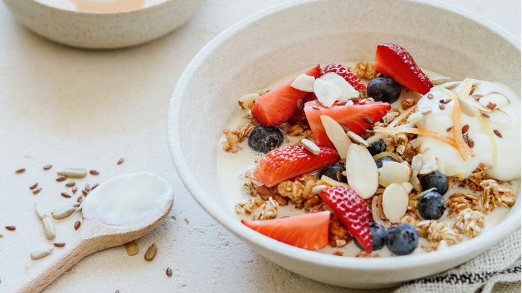 Yogur con fruta y frutos secos.