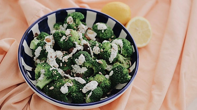 Ensalada verde de apio y brócoli.