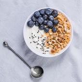 ¿Es bueno comer yogur con granola en el desayuno todos los días? Esto es lo que dicen los expertos