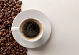 Un neurólogo dice qué especias debes añadir a tu café para impulsar tu cerebro: son muy comunes en la despensa