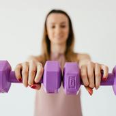 Una entrenadora personal recomienda estos ejercicios para mujeres de 50 años que quieran evitar flacidez en los brazos