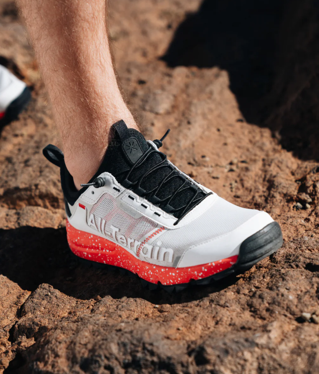 Travel beyond with All-Terrain X, las sneakers perfectas para hacer deporte en tierra y agua porque traspiran y son 'water friendly'. 149 euros en Tropicfeel.
