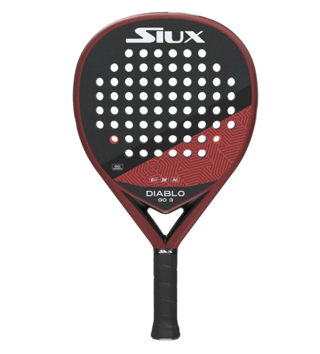 Los amantes del pádel van a agradecer tener una Diablo de Siux. Para los primerizos, la Diablo GO es perfecta. Esta versión GO se caracteriza por su forma híbrida, su goma EVA , su carbono 3k y su acabado en mate. También es perfecta para un jugador intermedio. Precio: 189 euros.