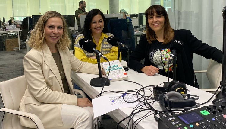 Las periodistas Laura Pintos y Raquel Alcolea, junto a Ana Asensio, durante la grabación del podcast 'Abecedario del Bienestar'.