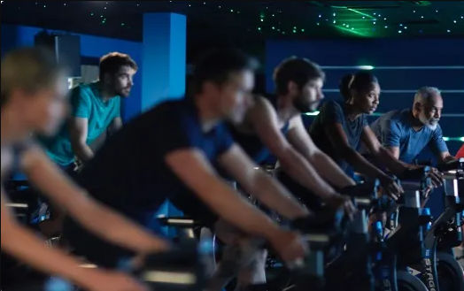 Las clases grupales son una perfecta forma de conocer a gente a la vez que se entrena. En David Lloyd ofrecen una amplia variedad de clases HIIT (sesiones a intervalos de alta intensidad), yoga, Pilates, cardio, ciclo, crossfit y aqua. ¡Un regalo increíble!