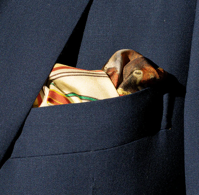 El pañuelo es un reducto de expresión personal sin constricciones: No importa lo que utilicemos, solo se verá una mancha de color, y su contenido es algo únicamente para el propio disfrute. Este de la foto disponible en Sastrería Fernández Prats.