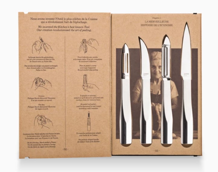 Para los padres más cocinillas: Con una selección de herramientas de alta calidad, como espátulas, cucharas, pinzas y más, este set de utensilios de Vorwerk proporciona todo lo necesario para preparar deliciosas comidas con facilidad y precisión. Fabricados con materiales duraderos y resistentes al calor, estos utensilios garantizan un rendimiento excepcional y una larga vida útil. Precio: 89 euros.
