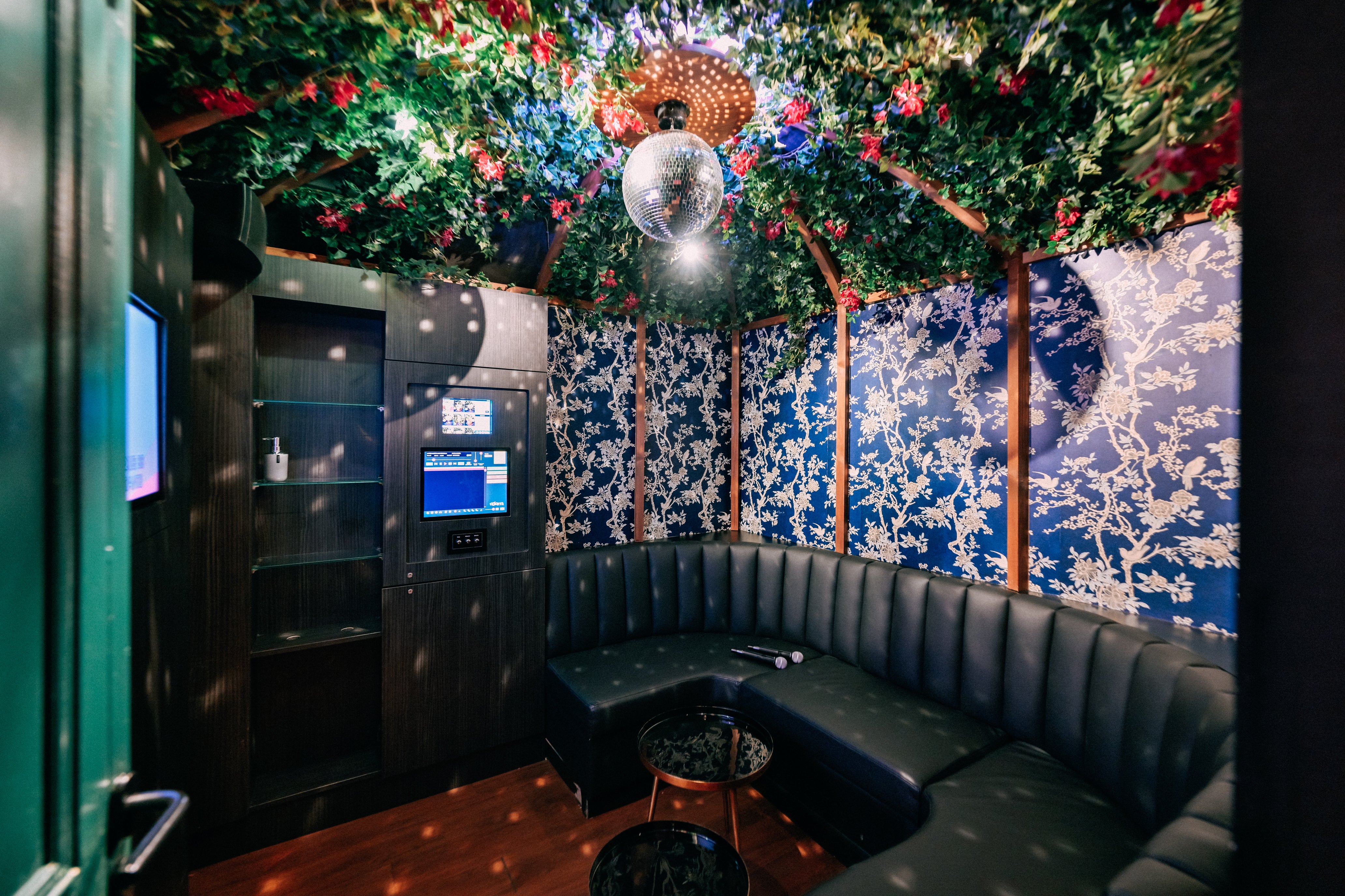 ¿Hay mejor plan que ir al karaoke con papá? En BAM BAM Karaoke están aseguradas la diversión y las risas.