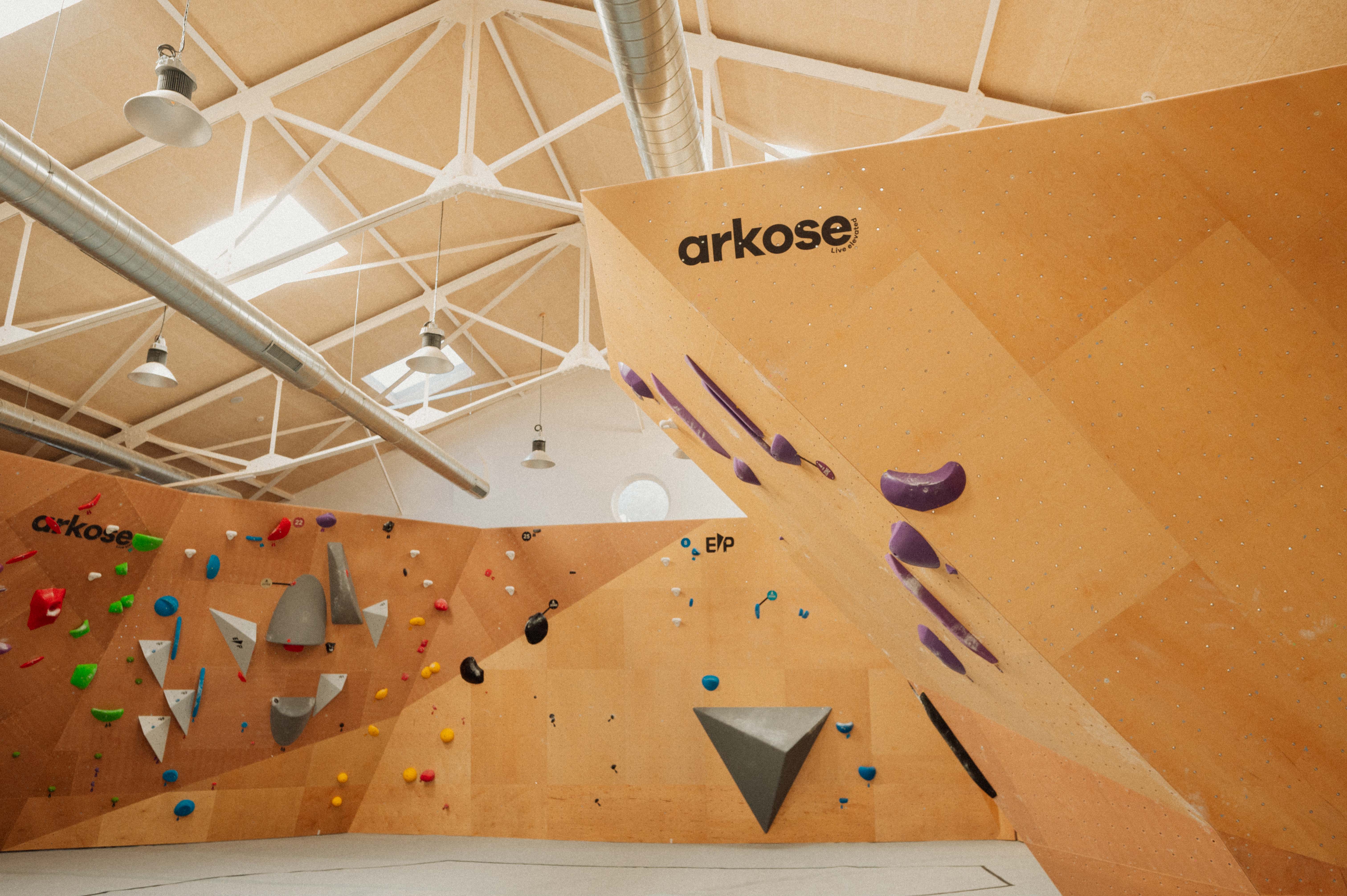 Arkose ofrece una experiencia revolucionaria que fusiona la escalada con la gastronomía en un espacio vanguardista de 1.000 metros cuadrados, cuidadosamente diseñado con baja huella de carbono. Su cantina va más allá de ser un restaurante común, siendo una declaración audaz de compromiso con la sostenibilidad. Sin duda, una experiencia ideal.