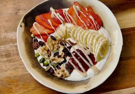 Desayuno saludable: bowl de yogur con frutas y manteca de almendras