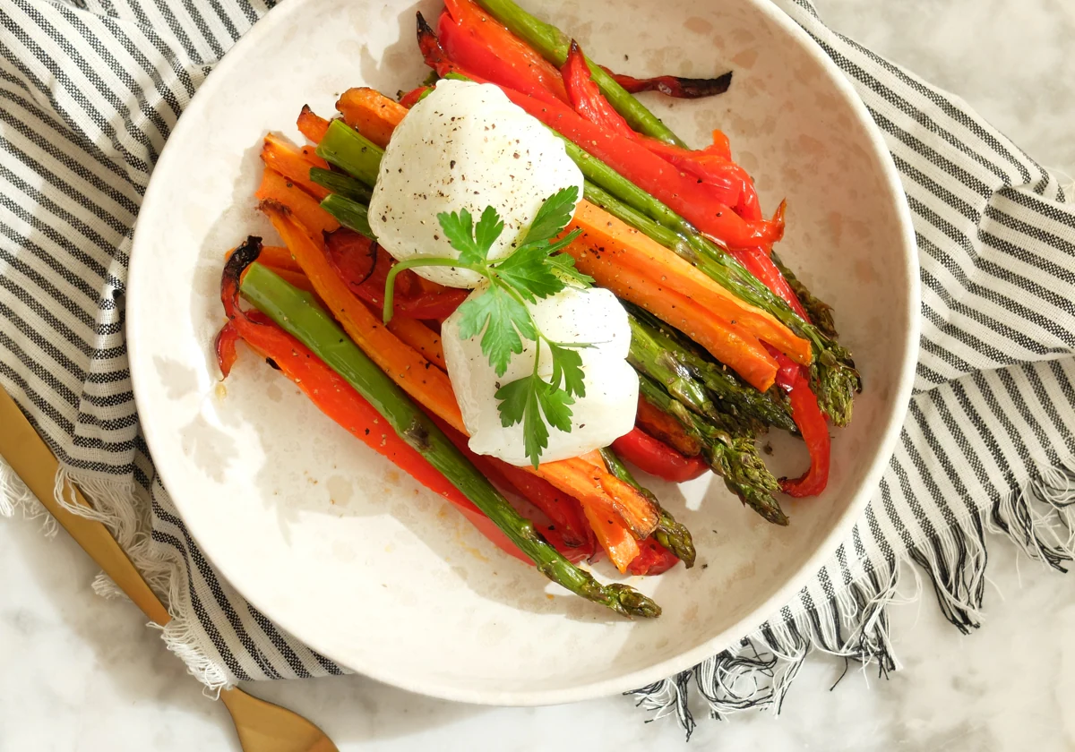 Así se preparan estos vegetales con huevo poché.