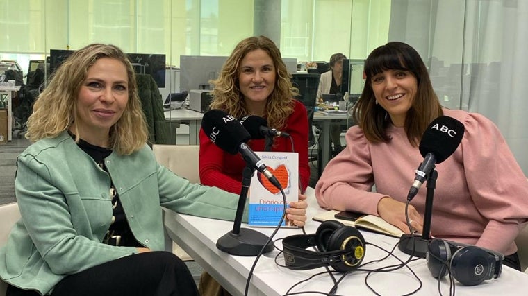 Las periodistas Laura Pintos y Raquel Alcolea, con la psicóloga Silvia Congost.