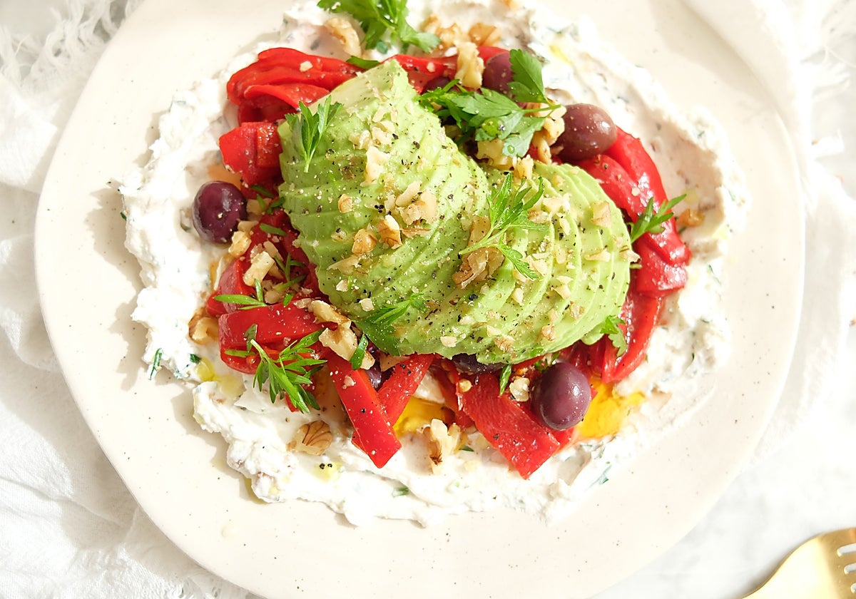 Así se prepara esta ensalada tan colorida.