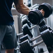 Entrenar con pesas a partir de los 40: esto es lo que va a pasar en tu cuerpo