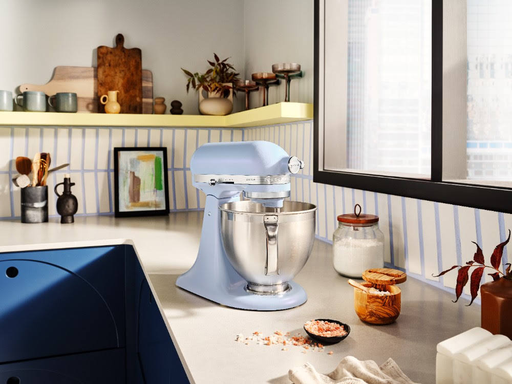 Los productos de KitchenAid pueden ser un regalo ideal para todas las madres foodies o aquellas que disfrutan cocinando en casa. Esta batidora amasadora con cabezal inclinable Artisan es un regalo que aporta además un toque de diseño sofisticado y vintage a la cocina.